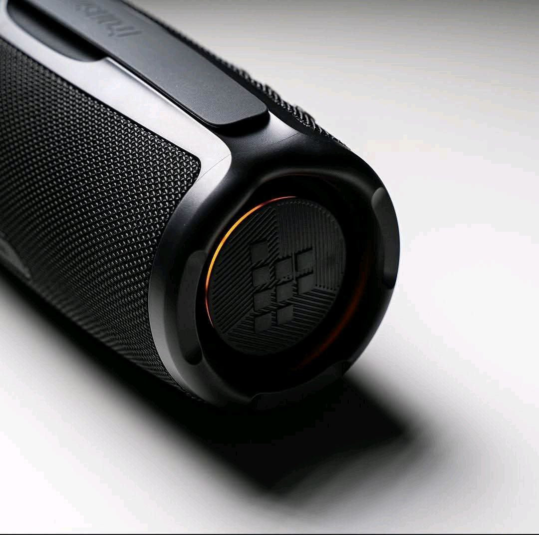 Tronsmart Mirtune S100 - 50 Watt - 20 heures d'autonomie - Étanchéité IPX7 - Poignée rétractable- Poids du produit  1,36 kg - application pour un son qui vous ressemble